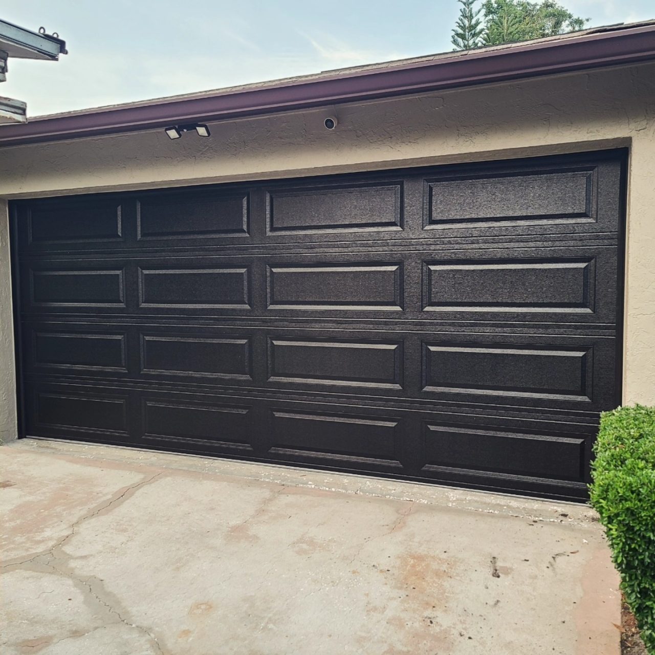 A finished Trinity garage door installation in Tampa Bay